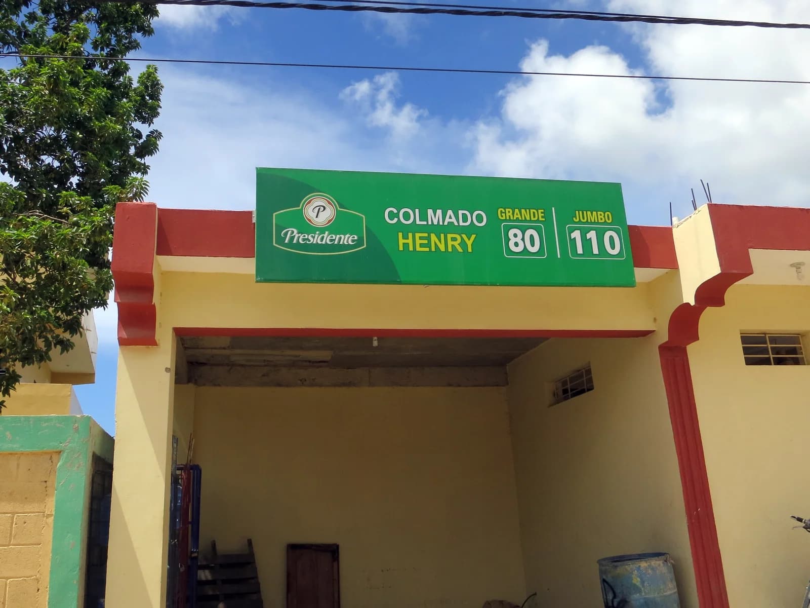 Fachada de un colmado dominicano con su rótulo y entrada al negocio