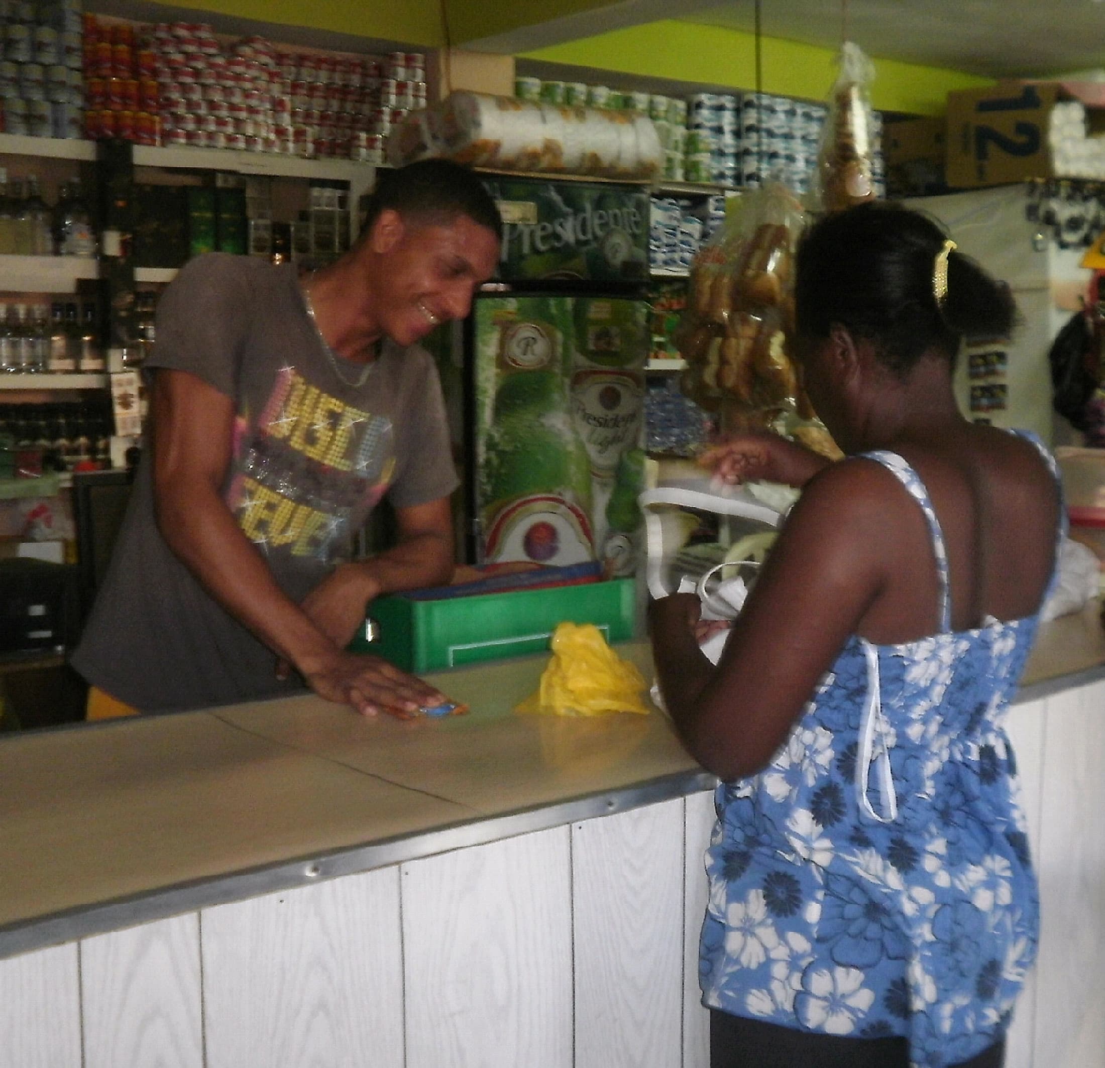 Interior de un colmado dominicano con sus anaqueles